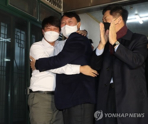 윤석열 국민의힘 대선 후보와 이준석 대표가 3일 울산 울주군의 한 식당에서 만찬 회동 후 포옹하고 있다.